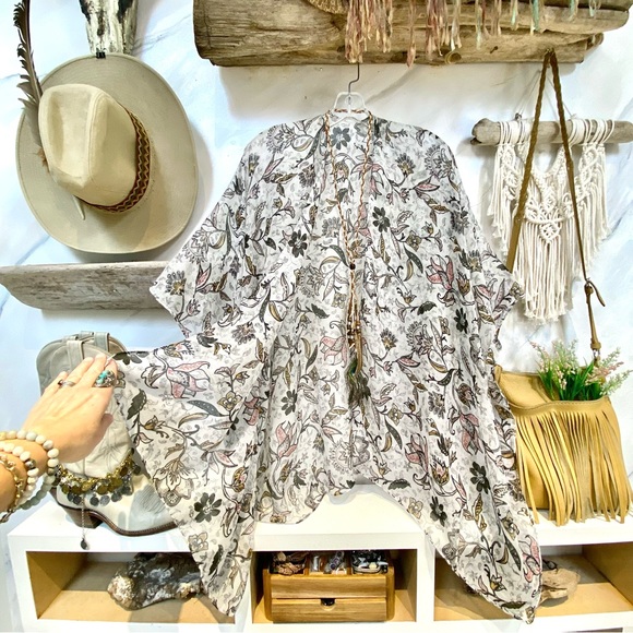 Airy & flowy sweet boho Cape w paisley / hippy/prairie/cottage core vibe - Picture 9 of 15